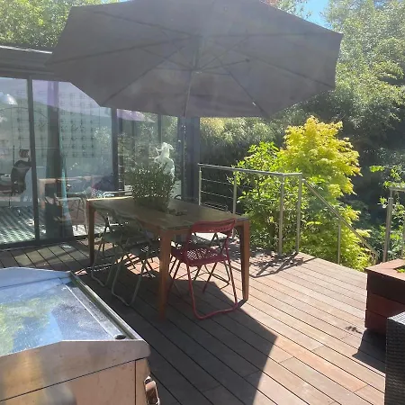 Maison Sous Le Signe De L'art Et De La Verdure *